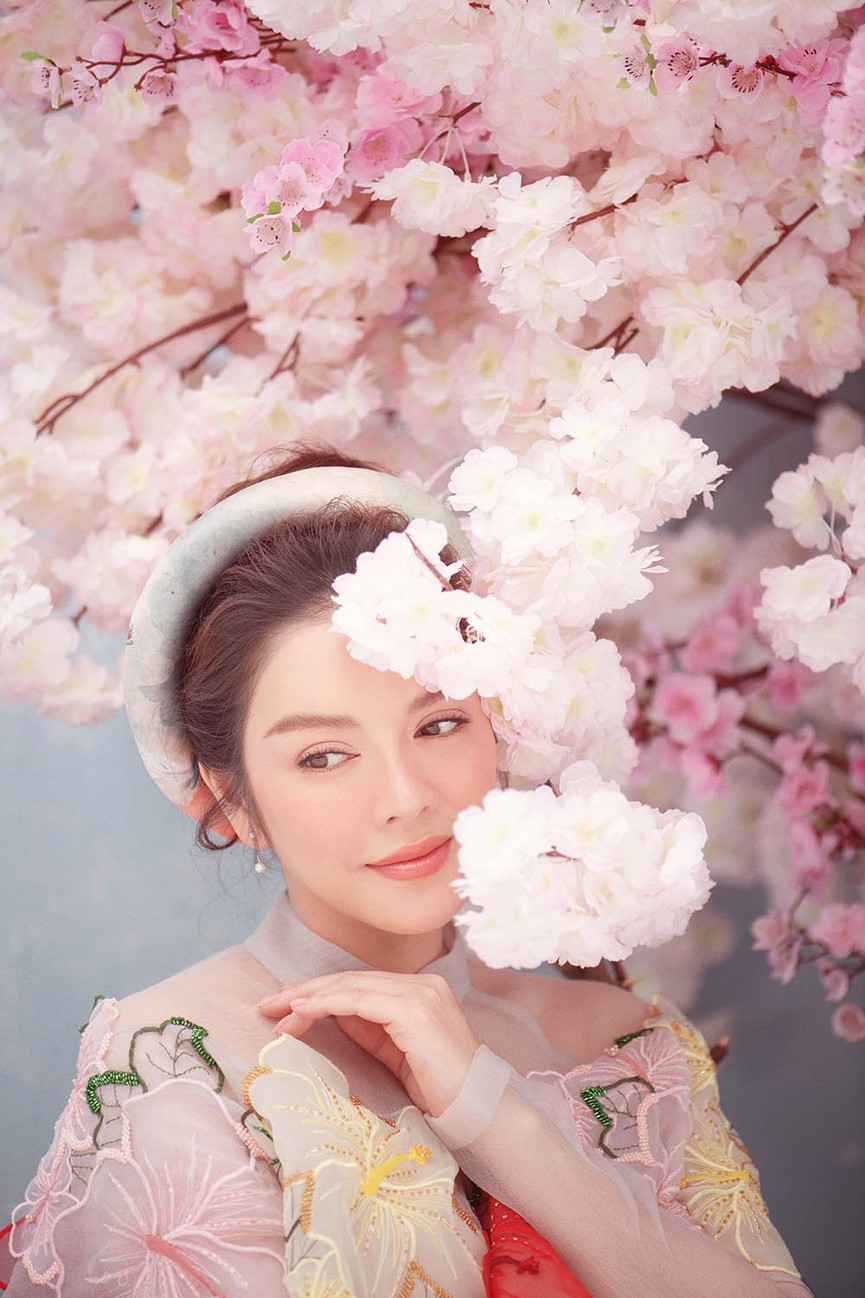 Lý Nhã Kỳ hoá nàng Xuân xinh đẹp đầu năm với áo dài, khăn đóng - ảnh 4