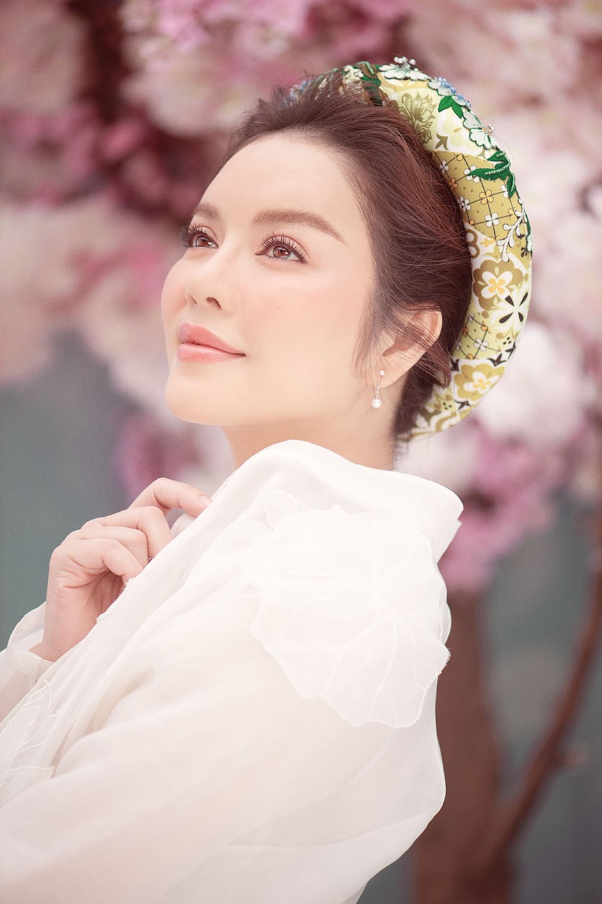 Lý Nhã Kỳ hoá nàng Xuân xinh đẹp đầu năm với áo dài, khăn đóng - ảnh 9
