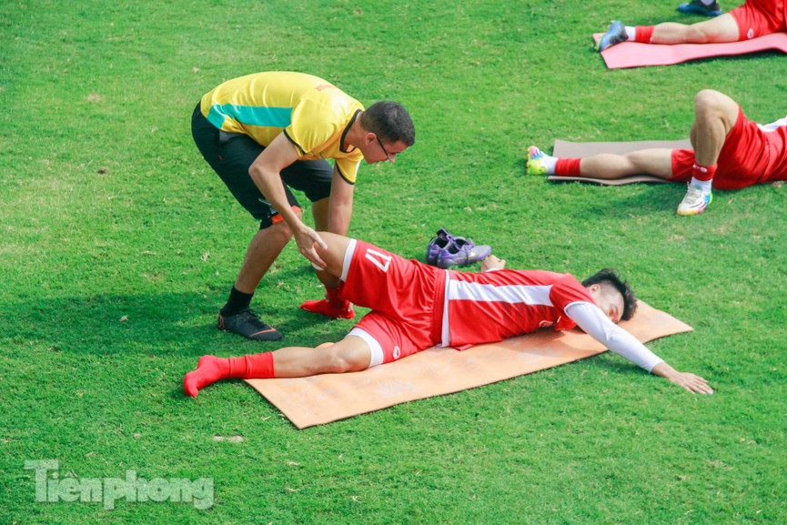 HLV Park cho học trò tập nhẹ trước ngày lên đường dự Asian Cup - ảnh 11