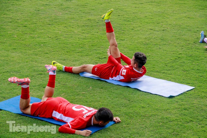 HLV Park cho học trò tập nhẹ trước ngày lên đường dự Asian Cup - ảnh 13