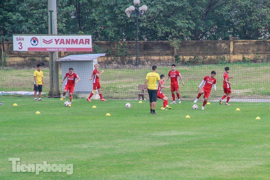 HLV Park cho học trò tập nhẹ trước ngày lên đường dự Asian Cup - ảnh 14