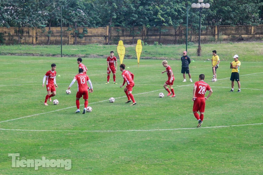 HLV Park cho học trò tập nhẹ trước ngày lên đường dự Asian Cup - ảnh 15
