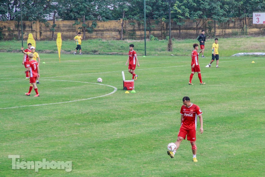 HLV Park cho học trò tập nhẹ trước ngày lên đường dự Asian Cup - ảnh 16
