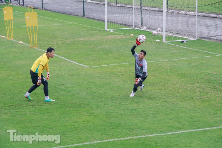 HLV Park cho học trò tập nhẹ trước ngày lên đường dự Asian Cup - ảnh 17