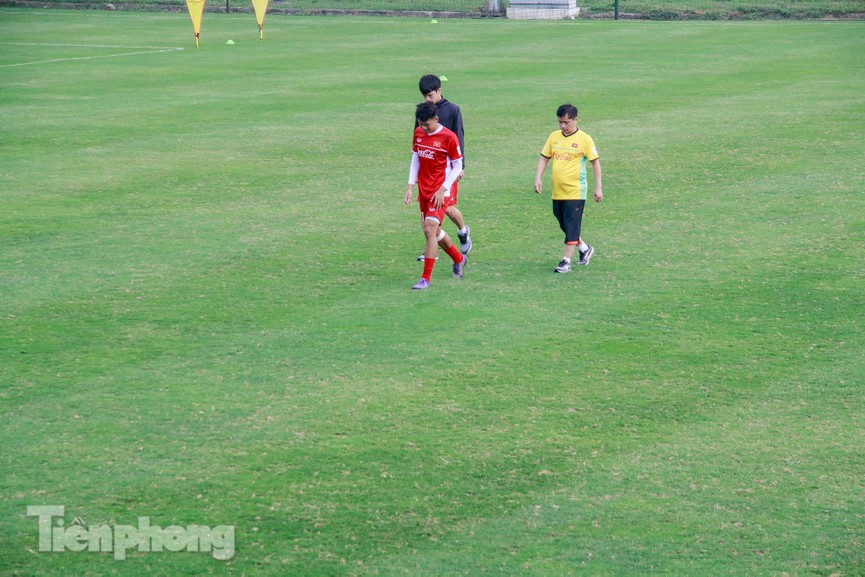 HLV Park cho học trò tập nhẹ trước ngày lên đường dự Asian Cup - ảnh 18