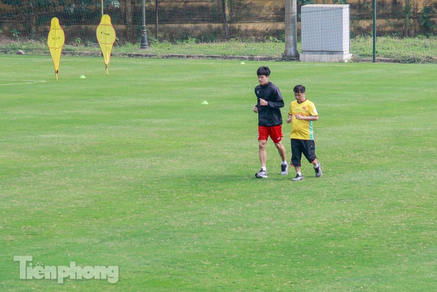 HLV Park cho học trò tập nhẹ trước ngày lên đường dự Asian Cup - ảnh 19