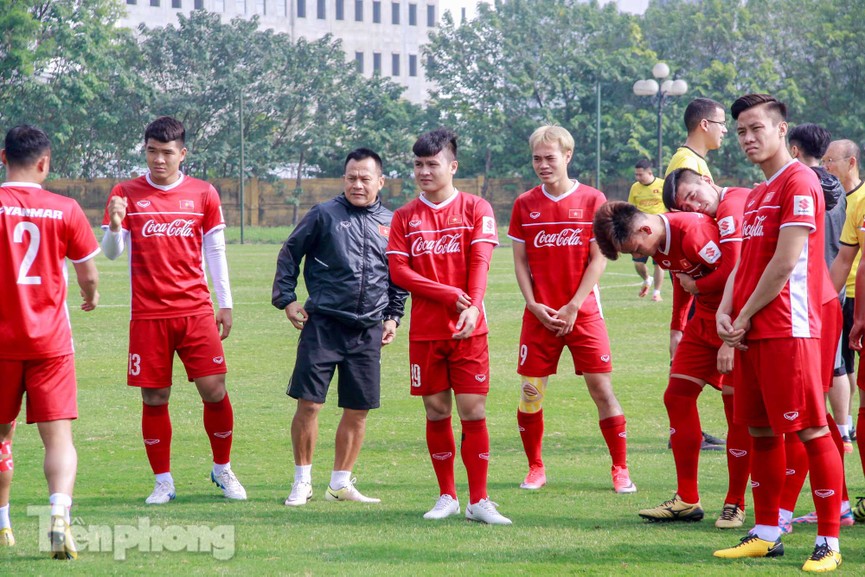 HLV Park cho học trò tập nhẹ trước ngày lên đường dự Asian Cup - ảnh 1
