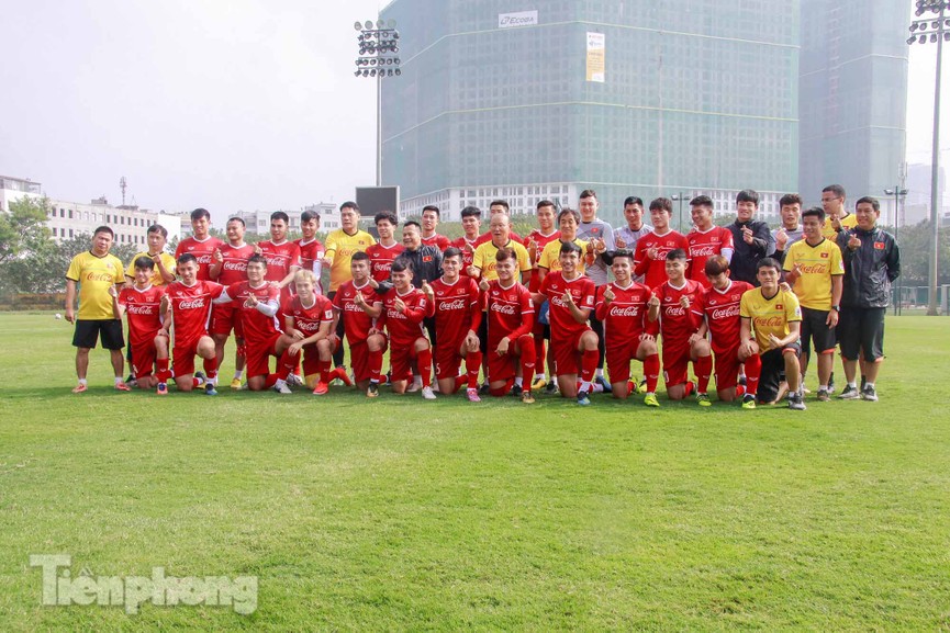 HLV Park cho học trò tập nhẹ trước ngày lên đường dự Asian Cup - ảnh 20
