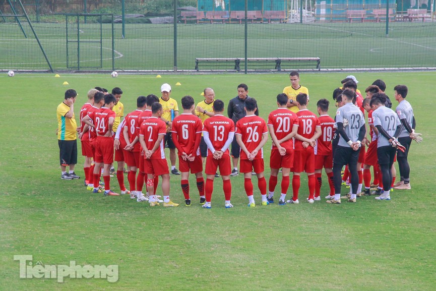 HLV Park cho học trò tập nhẹ trước ngày lên đường dự Asian Cup - ảnh 2