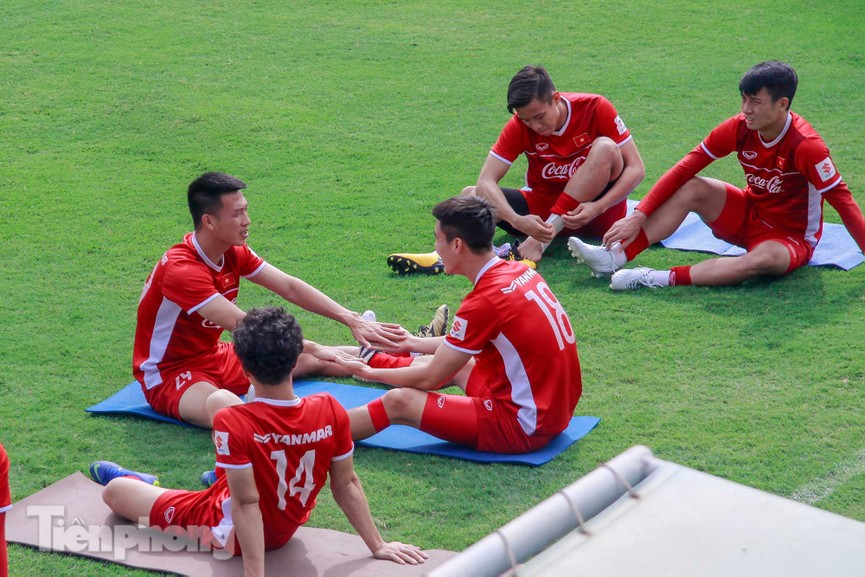 HLV Park cho học trò tập nhẹ trước ngày lên đường dự Asian Cup - ảnh 4