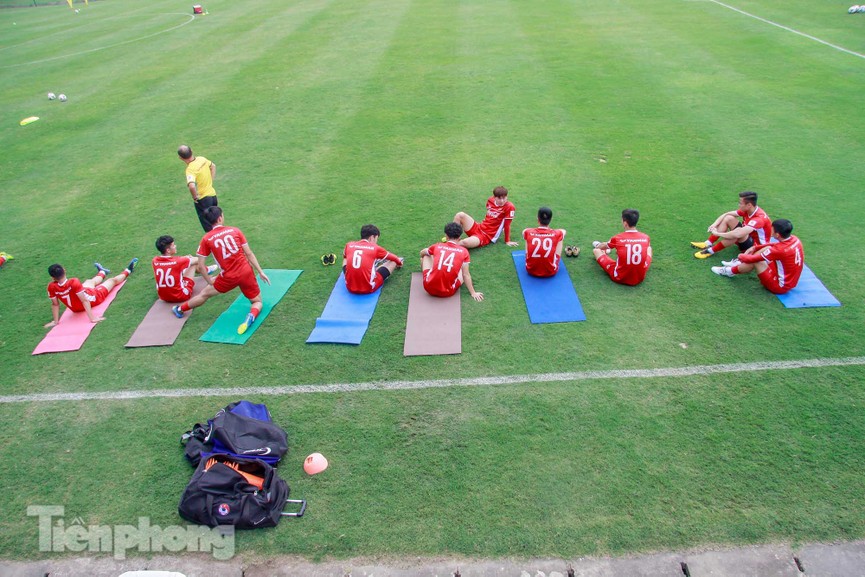HLV Park cho học trò tập nhẹ trước ngày lên đường dự Asian Cup - ảnh 3