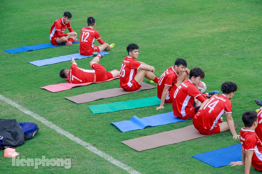 HLV Park cho học trò tập nhẹ trước ngày lên đường dự Asian Cup - ảnh 6