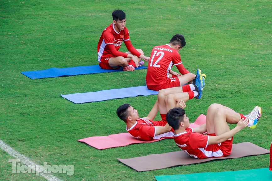 HLV Park cho học trò tập nhẹ trước ngày lên đường dự Asian Cup - ảnh 7