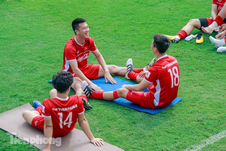 HLV Park cho học trò tập nhẹ trước ngày lên đường dự Asian Cup - ảnh 8