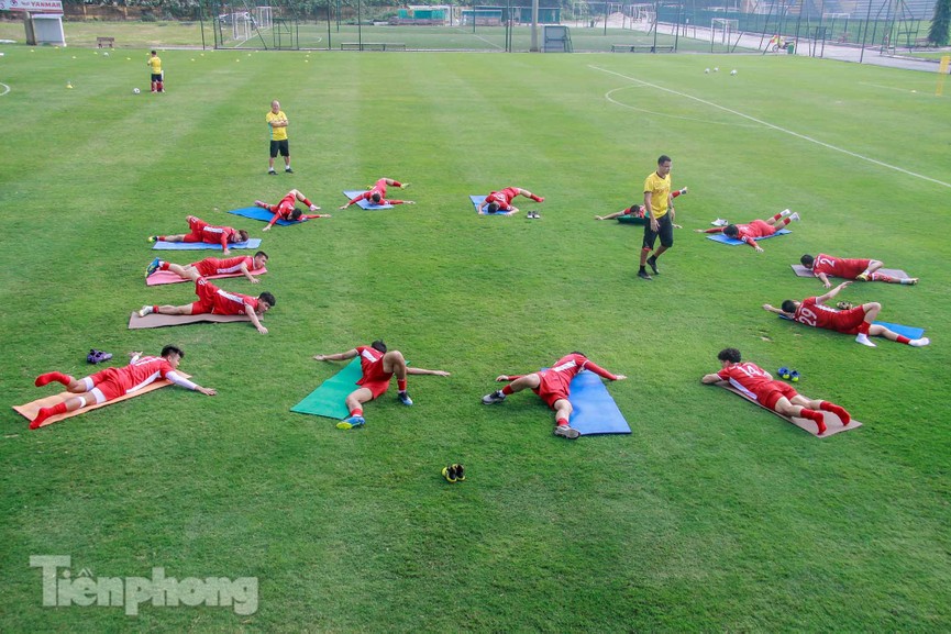 HLV Park cho học trò tập nhẹ trước ngày lên đường dự Asian Cup - ảnh 9