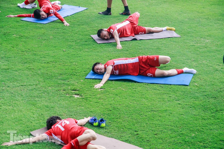 HLV Park cho học trò tập nhẹ trước ngày lên đường dự Asian Cup - ảnh 10