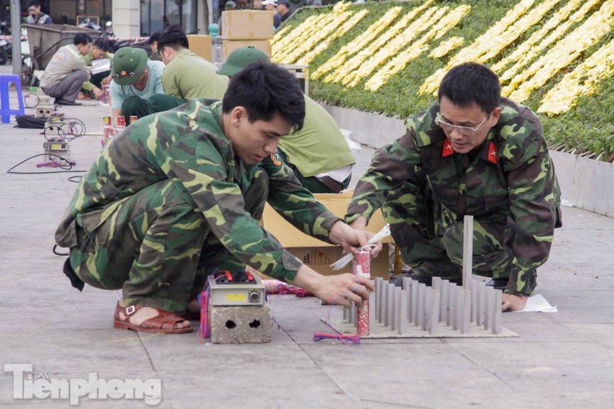 Tận thấy trận địa pháo hoa bên Hồ Tây trước đêm giao thừa - ảnh 10