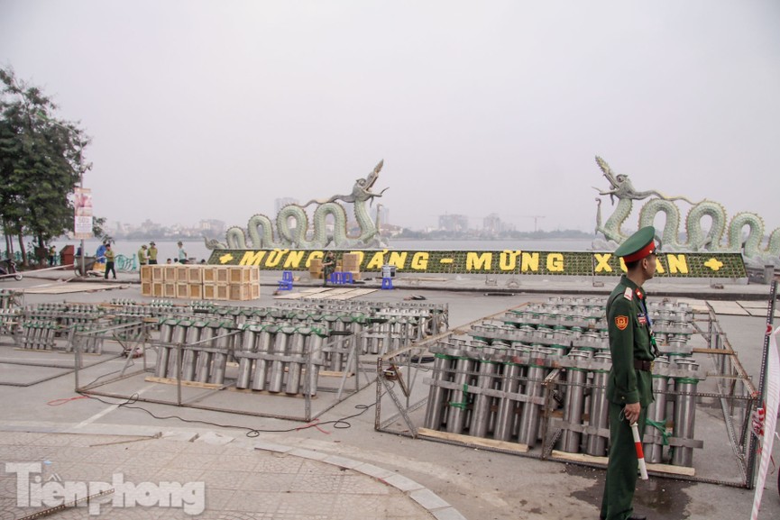 Tận thấy trận địa pháo hoa bên Hồ Tây trước đêm giao thừa - ảnh 1