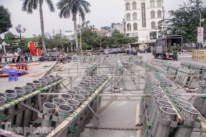Tận thấy trận địa pháo hoa bên Hồ Tây trước đêm giao thừa - ảnh 2