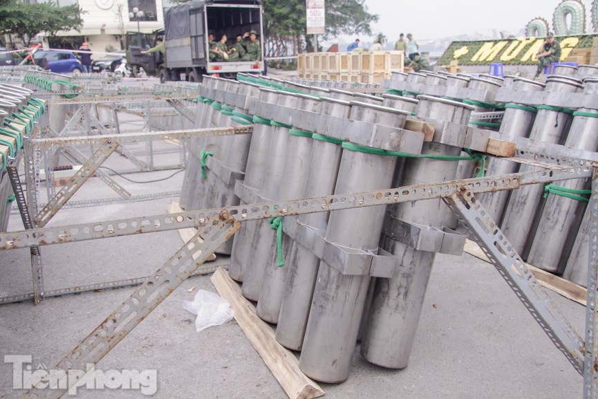 Tận thấy trận địa pháo hoa bên Hồ Tây trước đêm giao thừa - ảnh 6