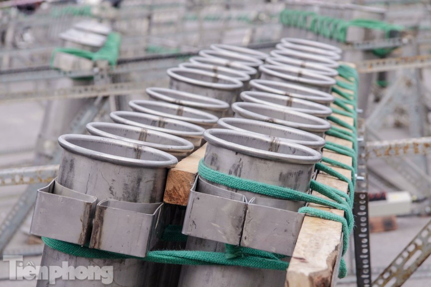 Tận thấy trận địa pháo hoa bên Hồ Tây trước đêm giao thừa - ảnh 7