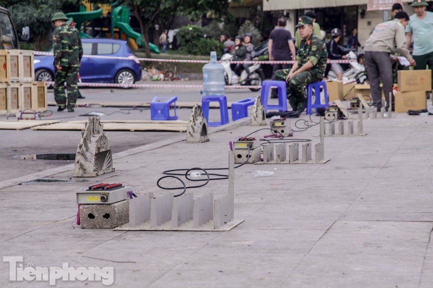 Tận thấy trận địa pháo hoa bên Hồ Tây trước đêm giao thừa - ảnh 8