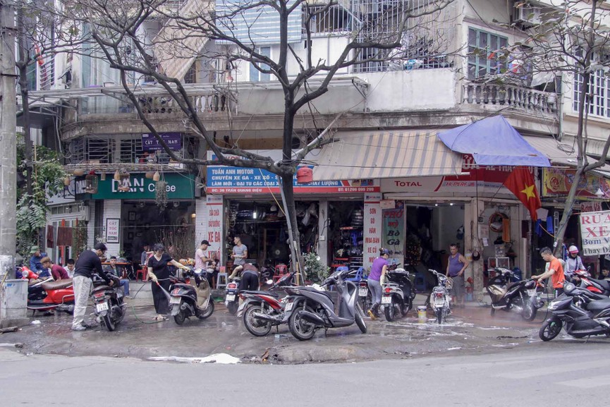 Dịch vụ rửa xe máy, ôtô hốt bạc chiều 30 Tết, giá tăng vọt - ảnh 1