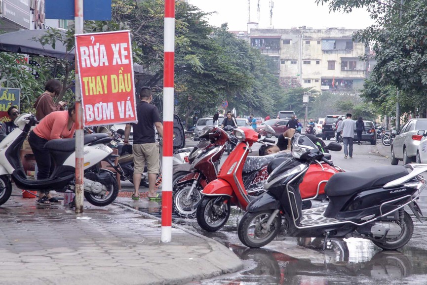 Dịch vụ rửa xe máy, ôtô hốt bạc chiều 30 Tết, giá tăng vọt - ảnh 2