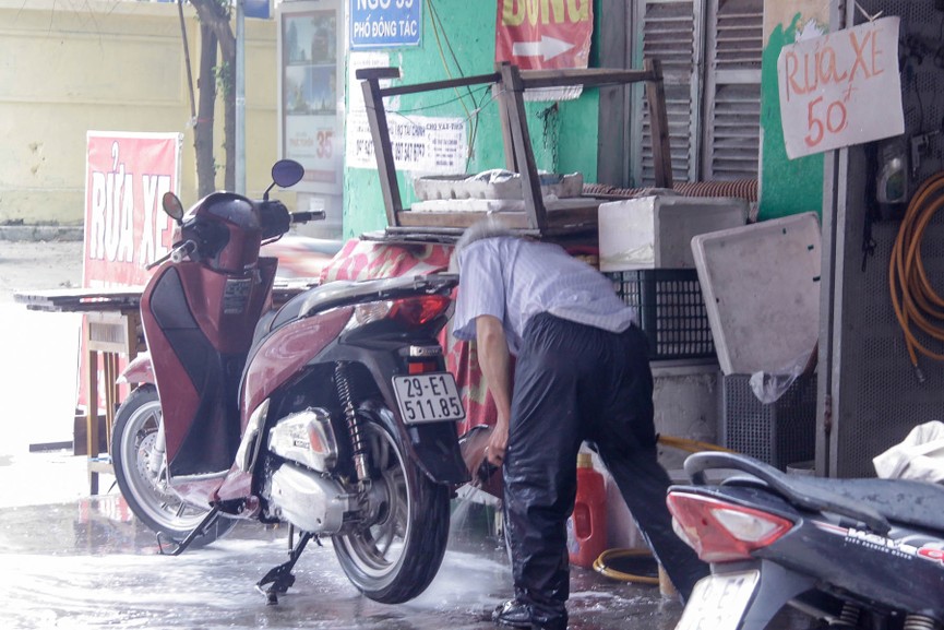 Dịch vụ rửa xe máy, ôtô hốt bạc chiều 30 Tết, giá tăng vọt - ảnh 3