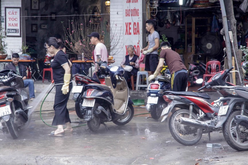 Dịch vụ rửa xe máy, ôtô hốt bạc chiều 30 Tết, giá tăng vọt - ảnh 4