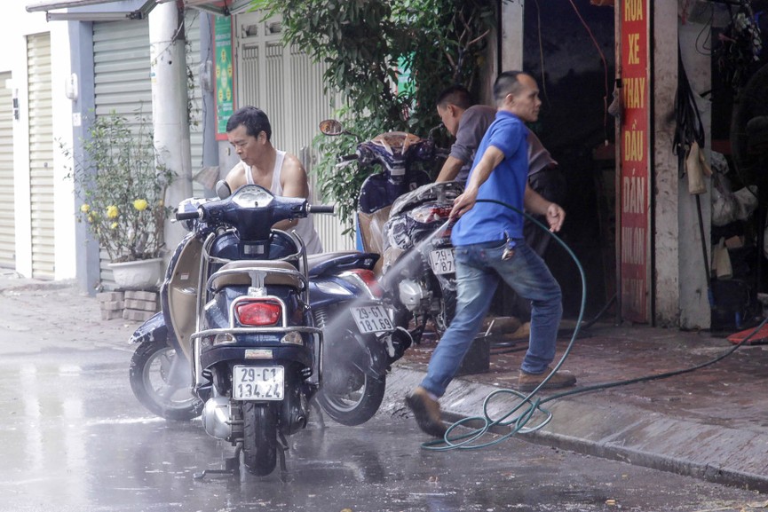 Dịch vụ rửa xe máy, ôtô hốt bạc chiều 30 Tết, giá tăng vọt - ảnh 5