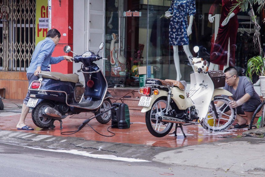 Dịch vụ rửa xe máy, ôtô hốt bạc chiều 30 Tết, giá tăng vọt - ảnh 6