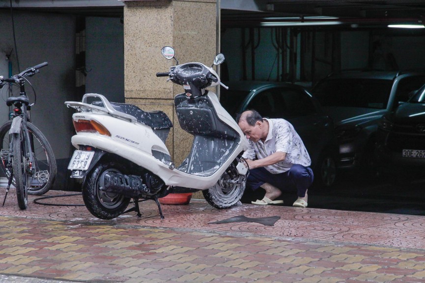 Dịch vụ rửa xe máy, ôtô hốt bạc chiều 30 Tết, giá tăng vọt - ảnh 7