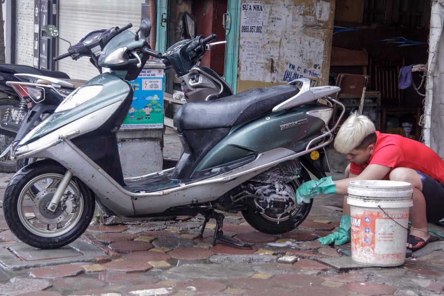 Dịch vụ rửa xe máy, ôtô hốt bạc chiều 30 Tết, giá tăng vọt - ảnh 8