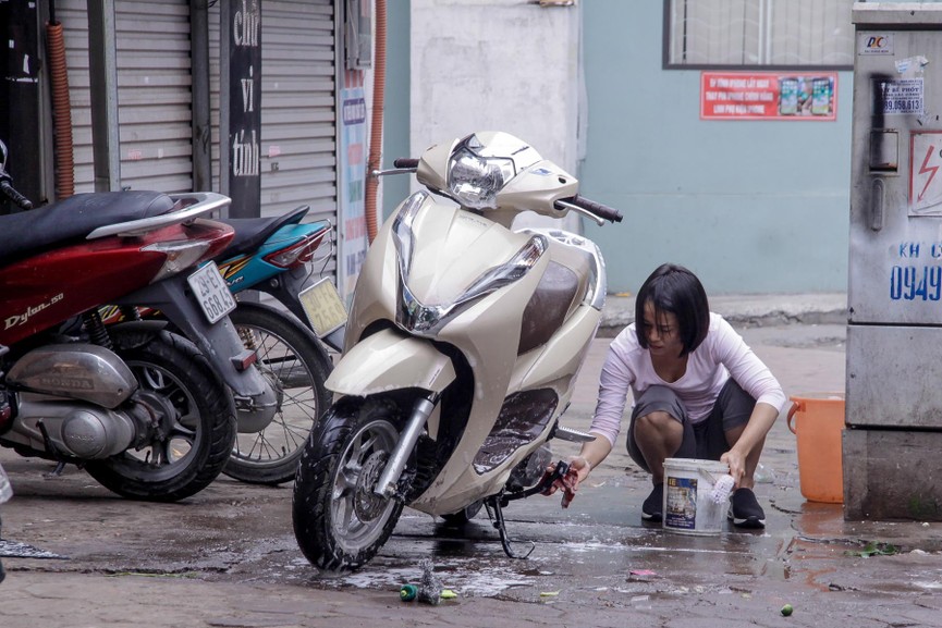 Dịch vụ rửa xe máy, ôtô hốt bạc chiều 30 Tết, giá tăng vọt - ảnh 9