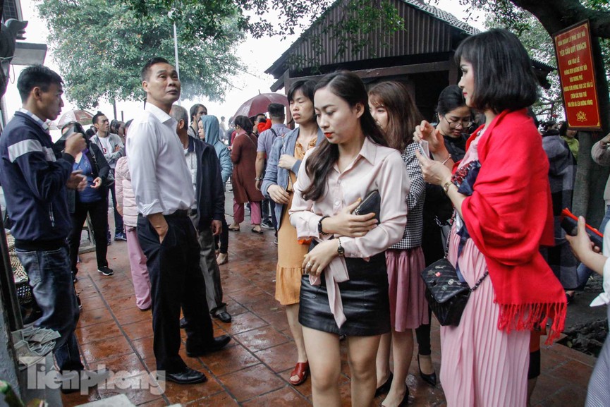 Biển người chen chúc ở Phủ Tây Hồ trong ngày đi làm đầu tiên - ảnh 14