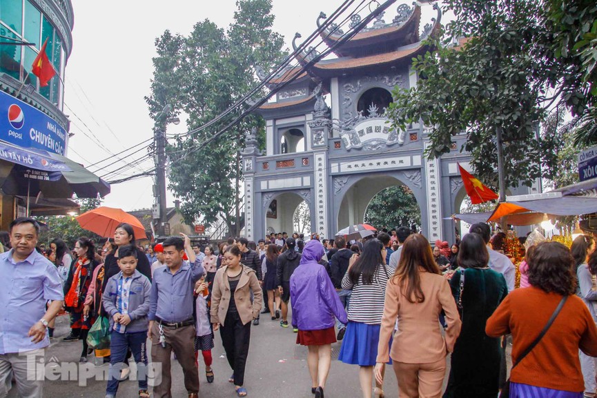 Biển người chen chúc ở Phủ Tây Hồ trong ngày đi làm đầu tiên - ảnh 1