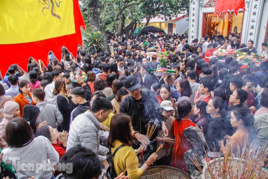 Biển người chen chúc ở Phủ Tây Hồ trong ngày đi làm đầu tiên - ảnh 2
