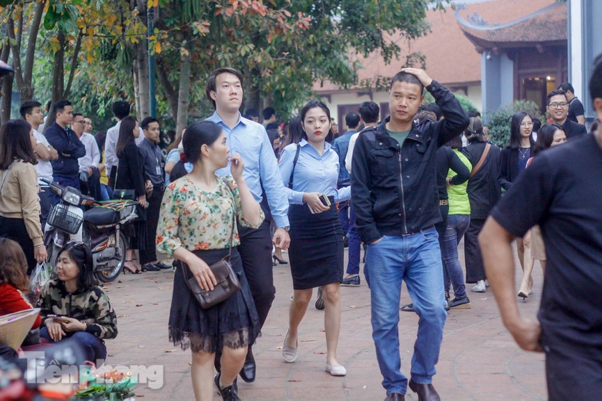 Biển người chen chúc ở Phủ Tây Hồ trong ngày đi làm đầu tiên - ảnh 3