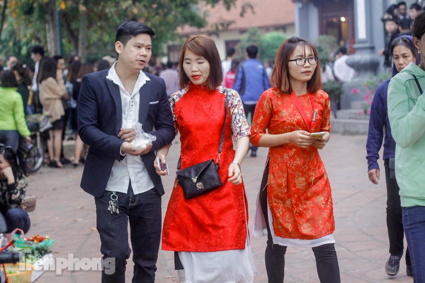 Biển người chen chúc ở Phủ Tây Hồ trong ngày đi làm đầu tiên - ảnh 5