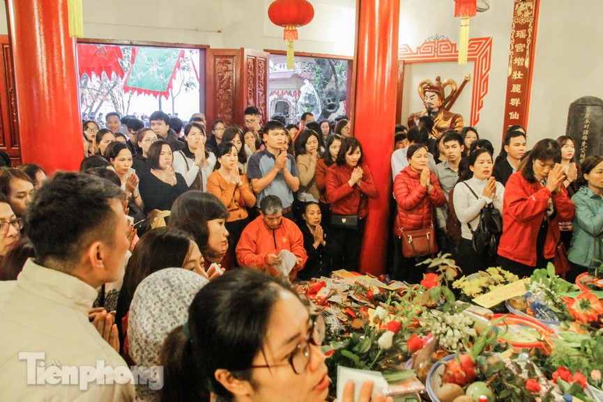 Biển người chen chúc ở Phủ Tây Hồ trong ngày đi làm đầu tiên - ảnh 9