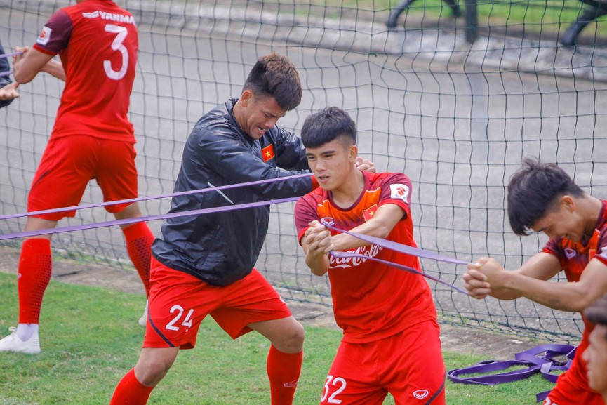 Tuyển thủ U23 Việt Nam méo mặt vì món 'cháo sườn' thể lực - ảnh 10