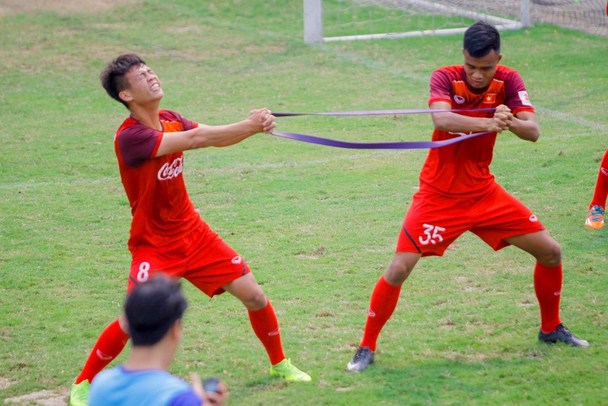 Tuyển thủ U23 Việt Nam méo mặt vì món 'cháo sườn' thể lực - ảnh 11