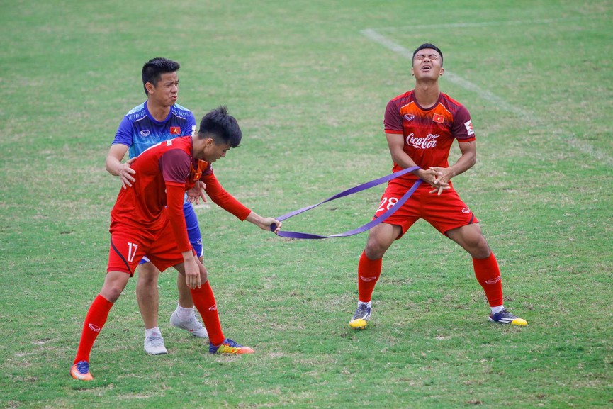 Tuyển thủ U23 Việt Nam méo mặt vì món 'cháo sườn' thể lực - ảnh 13