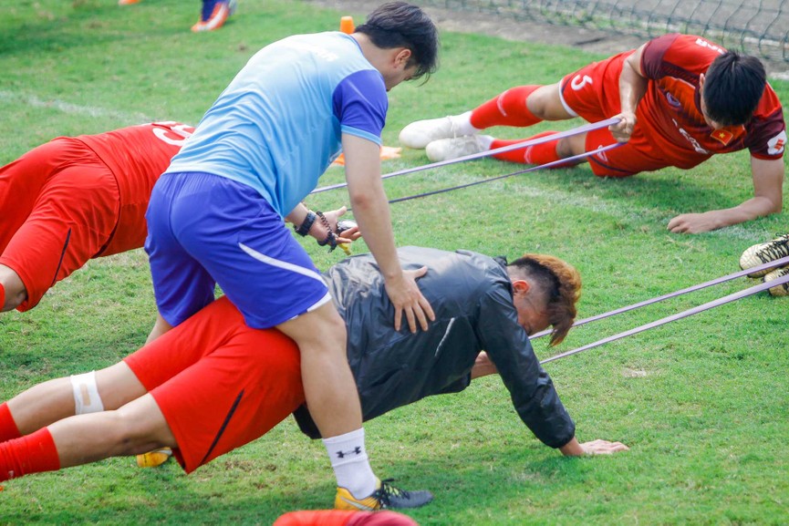 Tuyển thủ U23 Việt Nam méo mặt vì món 'cháo sườn' thể lực - ảnh 6