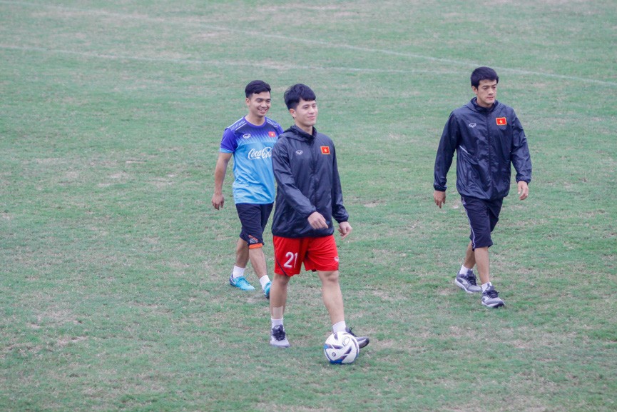 Park Hang Seo 'lăn lội' tập cùng các học trò - ảnh 10
