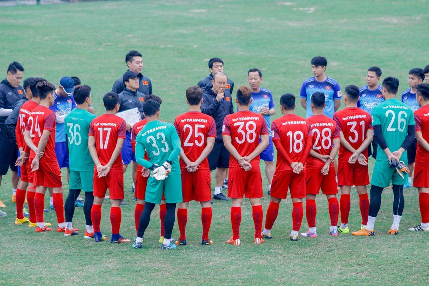 Park Hang Seo 'lăn lội' tập cùng các học trò - ảnh 1