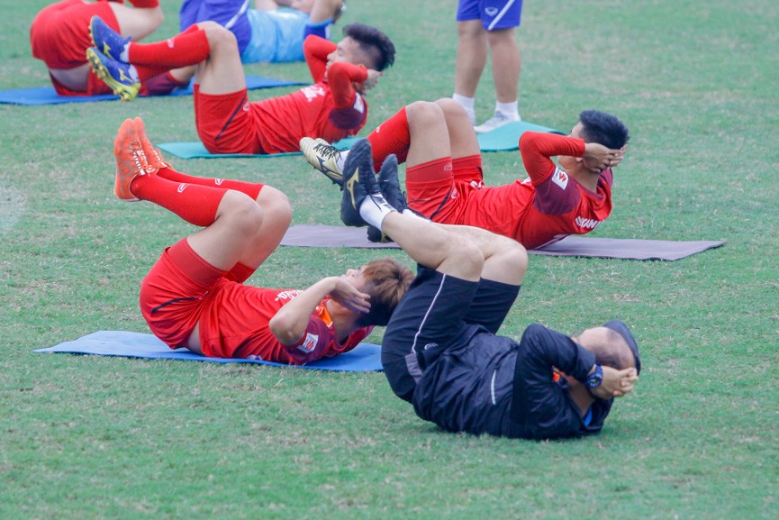 Park Hang Seo 'lăn lội' tập cùng các học trò - ảnh 2