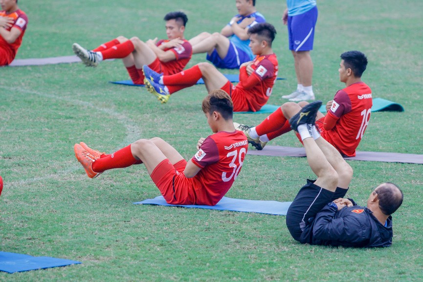 Park Hang Seo 'lăn lội' tập cùng các học trò - ảnh 3
