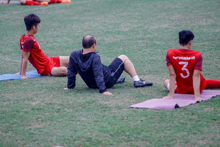 Park Hang Seo 'lăn lội' tập cùng các học trò - ảnh 4